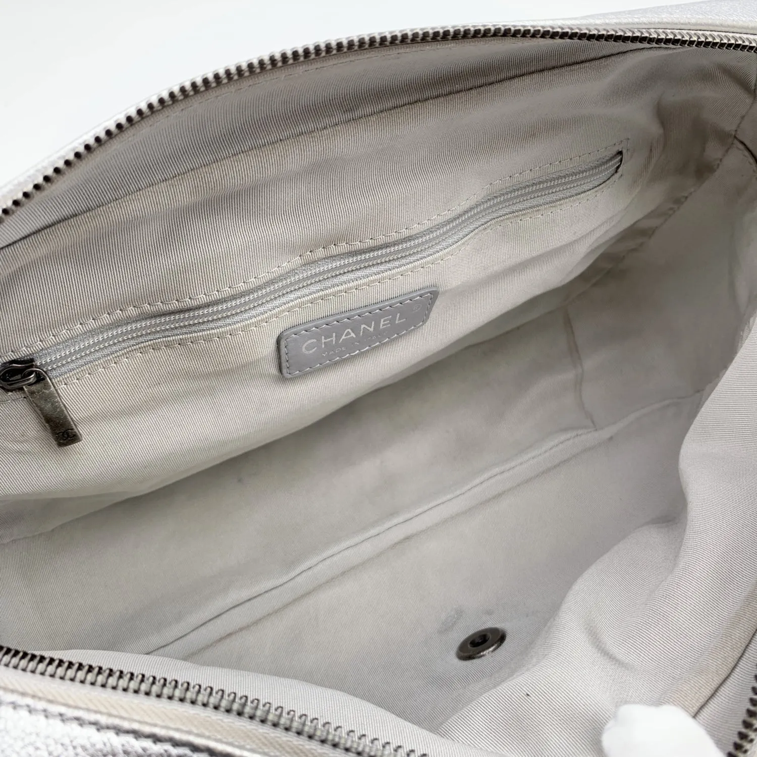 CHANEL Airline 2016 Silver Quilted Leather Easy New Shoulder Bag